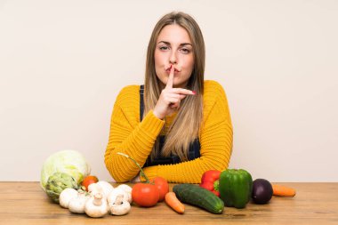 Bir sürü sebzeli kadın sessizlik hareketi yapıyor.