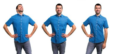 Kalça kolları ile poz mavi gömlek ile Yakışıklı adam seti