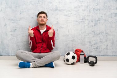 Parmakları geçen ve en iyi dilek ile Redhead spor adam