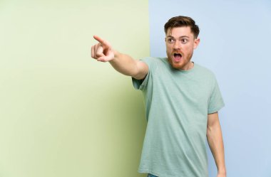 Kırmızı adam renkli arka plan üzerinde uzağa işaret