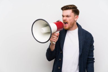 Bir megafon tutan kızıl saçlı adam