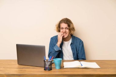 Bir dizüstü bilgisayar sinir ve korkmuş ile Sarışın adam