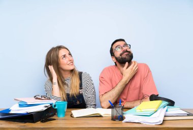 Birçok kitap bir fikir düşünme ile Öğrenciler