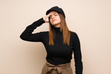 Yorgun ve hasta ifadesi ile şapka ile moda kadın