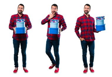 Elinde hediye kutuları tutan Yakışıklı adam seti