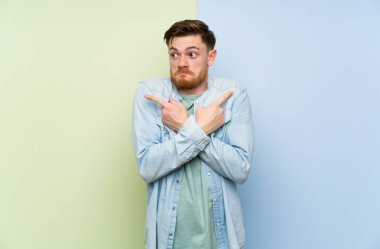 Renkli arka plan üzerinde Redhead adam şüpheleri olan laterals işaret