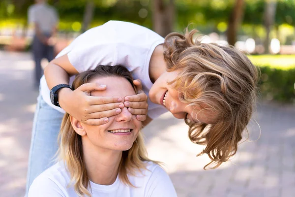 Happy Mother Son Park Covering Eyes — Stock Photo, Image