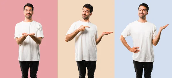 Beyaz gömlek copyspace hayali tutan Genç adam seti — Stok fotoğraf