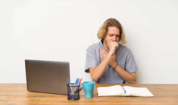 Homem Loiro Com Laptop Está Sofrendo Com Tosse Sentindo Mal — Fotografia de Stock