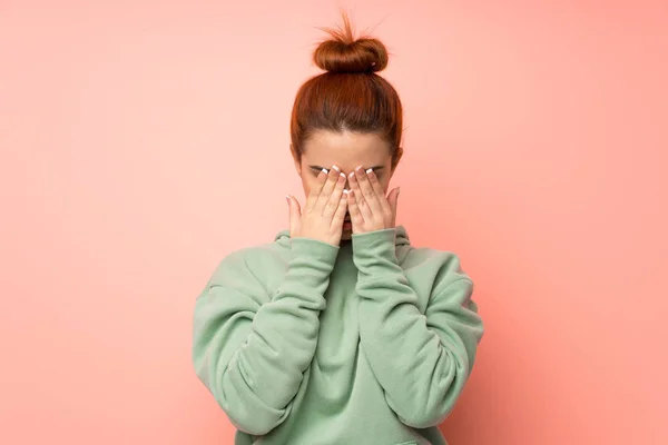 Junge Rothaarige Frau Mit Sweatshirt Mit Müdem Und Krankem Gesichtsausdruck — Stockfoto