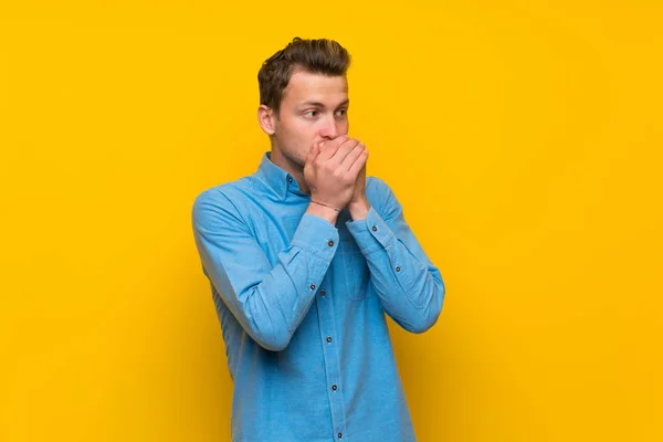 Blonde Man Isolated Yellow Wall Covering Mouth Looking Side — Stock Photo, Image