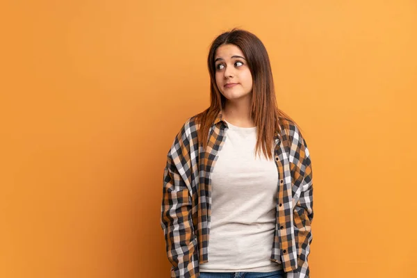 Young Woman Brown Wall Making Doubts Gesture Looking Side — 스톡 사진