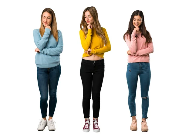 Una Toma Completa Grupo Personas Con Ropa Colorida Mirando Hacia — Foto de Stock