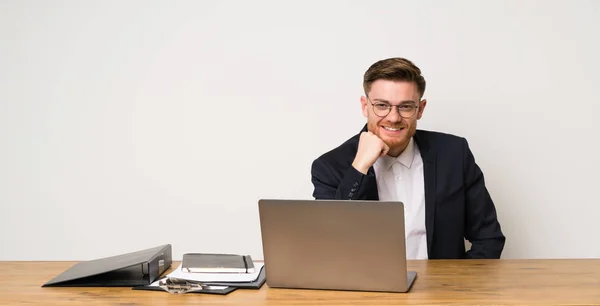 Empresario Una Oficina Con Gafas Feliz — Foto de Stock