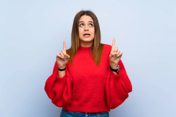 Jeune Femme Sur Mur Bleu Isolé Surpris Pointant Vers Haut — Photo