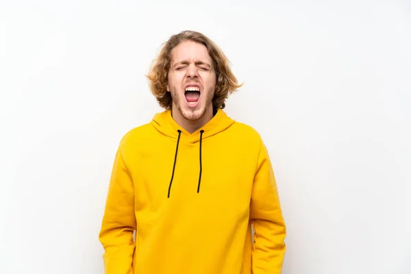 Beyaz Duvar Üzerinde Sweatshirt Ile Sarışın Adam Ağzı Geniş Açık — Stok fotoğraf
