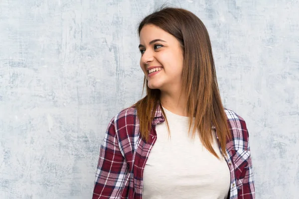 Young Woman Textured Wall Standing Looking Side — Stock Photo, Image