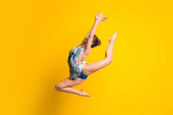 Chica Haciendo Gimnasia Rítmica Saltando —  Fotos de Stock