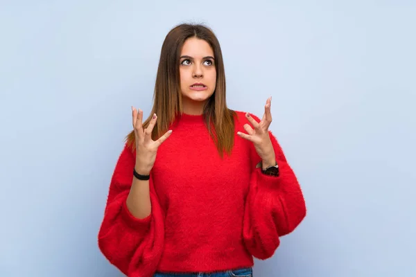 Mujer Joven Sobre Aislada Pared Azul Frustrado Por Una Mala — Foto de Stock