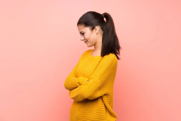 Tiener Meisje Geïsoleerde Roze Muur Laterale Positie — Stockfoto