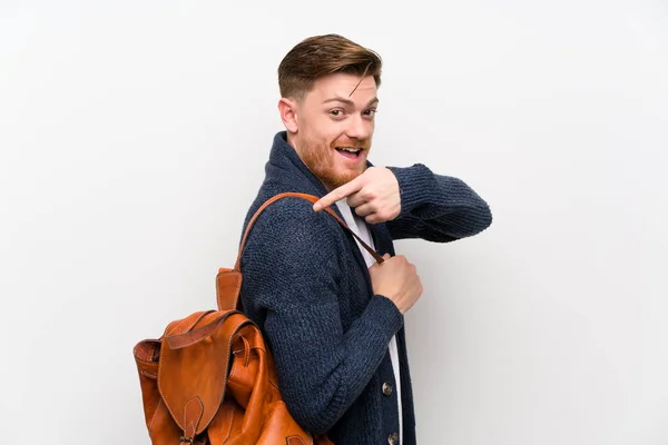 Redhead muž s batohu — Stock fotografie