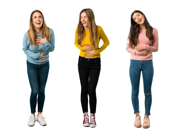 Pełnokolorowy Strzał Grupy Osób Kolorowymi Ubraniami Uśmiechniętymi Dużo Podczas Wkładania — Zdjęcie stockowe
