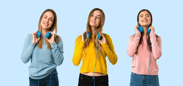 Grupo Pessoas Com Roupas Coloridas Com Fones Ouvido Fundo Colorido — Fotografia de Stock