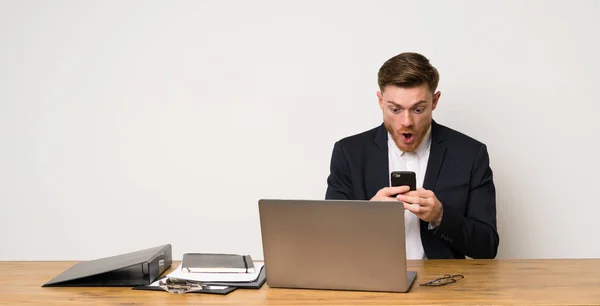 Businessman Office Surprised Sending Message — Stock Photo, Image