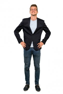 Gözlüklü ve gülümseyen sarışın yakışıklı adam