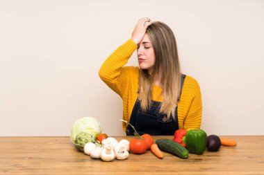 Bir sürü sebzesi olan, kafası karışık bir kadın.