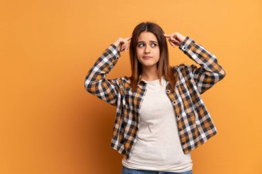 Kahverengi duvarın ardında genç bir kadının şüpheleri ve düşünceleri var