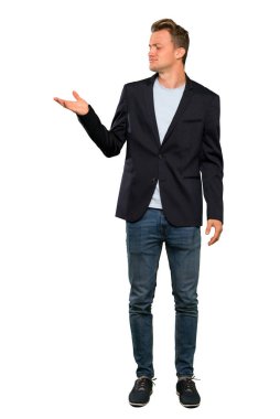 Sarışın yakışıklı adam şüpheleri ile copyspace tutan