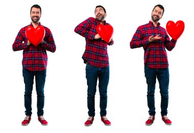 Yakışıklı adam büyük bir kalp simgesi oyuncak tutan set