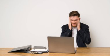 Baş ağrısı olan bir ofiste işadamı