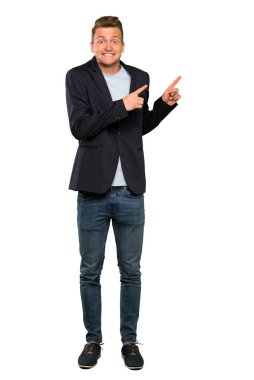 Sarışın yakışıklı adam korkmuş ve yan işaret