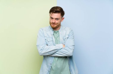Renkli arka plan üzerinde Redhead adam üzgün duygu