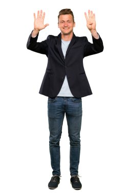 Sarışın yakışıklı adam parmakları ile dokuz sayma