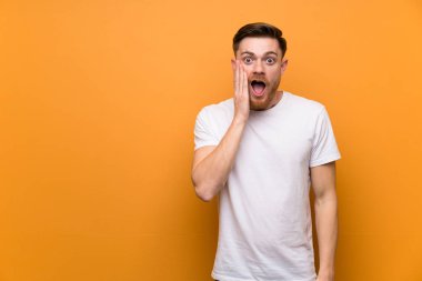 Sürpriz ve şok yüz ifadesi ile kahverengi duvar üzerinde Redhead adam