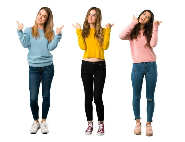Pełnokolorowy Strzał Grupy Osób Kolorowymi Ubraniami Dając Kciuk Górę Gest — Zdjęcie stockowe