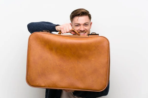 Redhead muž s starožitním kufříkem — Stock fotografie
