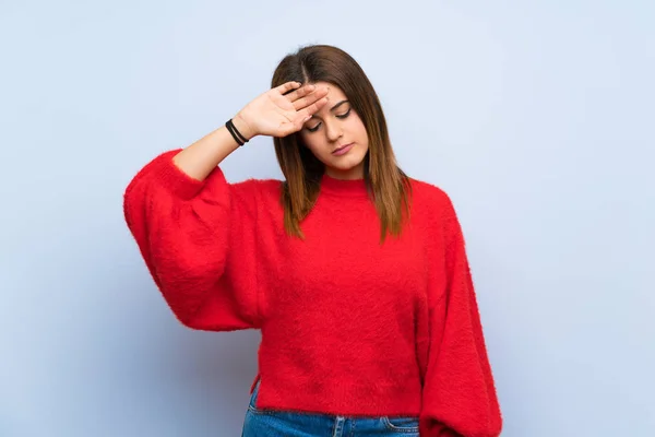 Jeune Femme Sur Mur Bleu Isolé Avec Expression Fatiguée Malade — Photo