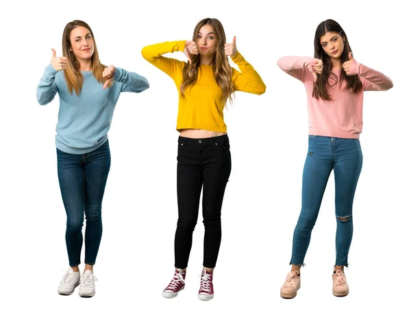 Pełnokolorowy Strzał Grupy Osób Kolorowymi Ubraniami Czyniąc Dobry Zły Znak — Zdjęcie stockowe