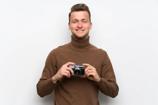 Homem Loiro Sobre Isolado Parede Branca Segurando Uma Câmera — Fotografia de Stock