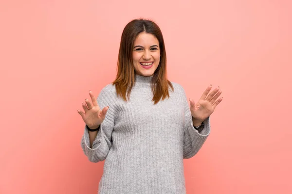 Jonge Vrouw Pink Wall Glimlachen — Stockfoto