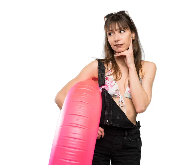 Jeune Femme Bikini Regardant Sur Côté Sur Fond Blanc Isolé — Photo