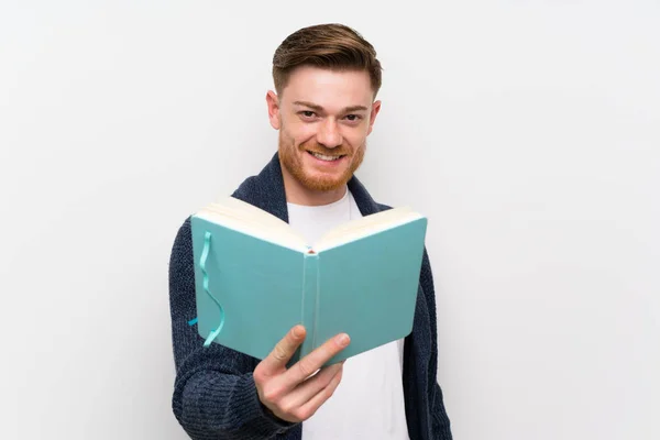 Redhead muž čte knihu — Stock fotografie