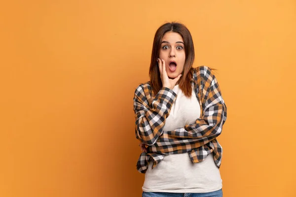 Mujer Joven Sobre Pared Marrón Sorprendida Sorprendida Mientras Mira Derecha —  Fotos de Stock