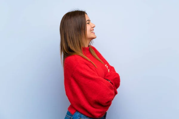 Jeune Femme Sur Mur Bleu Isolé Position Latérale — Photo