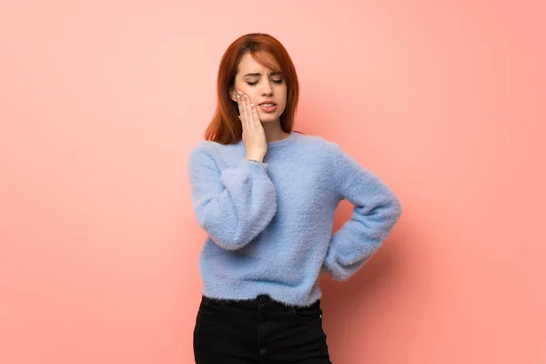 Giovane Donna Rossa Sfondo Rosa Con Mal Denti — Foto Stock