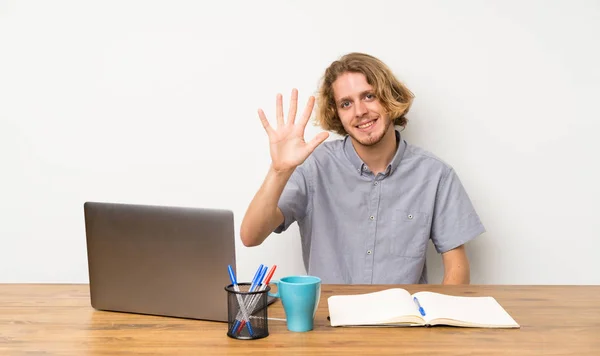 Parmakları Ile Beş Sayma Bir Dizüstü Bilgisayar Ile Sarışın Adam — Stok fotoğraf